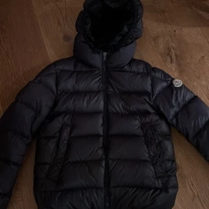 Moncler jacka 152/10-12y - Nu säljer jag min moncler jacka. Jag köpte den på NK men har tyvärr tappat bort kvittot. Den är 100% äkta. Skick 9/10. Storlek 152/10-12år