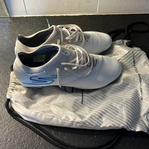 Fotbollsskor 42,5 - Tjena säljer mina fotbollsskor då dom har blivit för små dom är i storlek 42,5 och i väldigt bra skick nypris 2100kr mitt pris 500