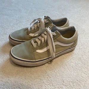 Vans gröna - Säljer mina gröna vans eftersom jag inte använder dom. Använda fåtal gånger som man kan se på undersidan och i det allmänna skicket.    - Storlek 38  - Normal i storleken  Skriv privat meddelande vid intresse🫶
