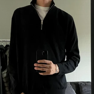Halv zip - Fint skick, passar även L. Hör av er vid minsta fundering eller intresse😄