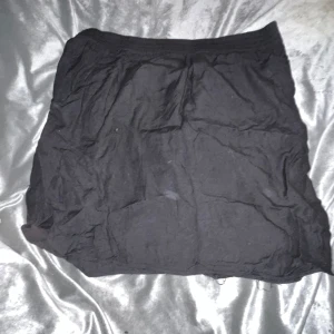 Linne kjol - Svart linne kjol med fickor från indiska, köpt den begagnat men den är fin och i bra skick⭐️