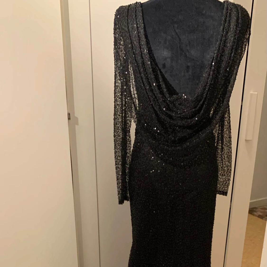 Svart glittrig långklänning - 90