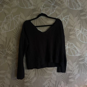 Stickad tröja med korsning i ryggen - Använd några få gånger