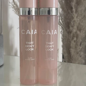 Glow Setting Spray från CAIA - Säljer två flaskor av CAIA's 'That Dewy Look' Glow Setting Spray. En är helt oanvänd o den andra 1/4 kvar, köpt för 245kr styck så 490kr