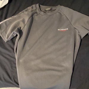 Mckenzie t-shirt  - Skicket är 10/10 har använt max 3 gånger finns inga defekter. Priset är ej hugget i sten.