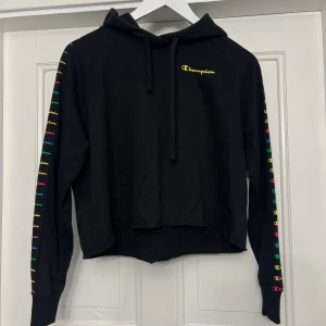 Svart Hoodie Champion - Säljer nu min svarta hoodie från Champion i storlek S. Endast använd en gång.