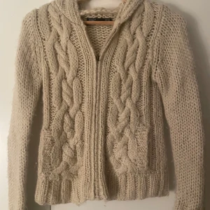 Stickad kofta  - Varm och mysig beige stickad kofta i storlek S