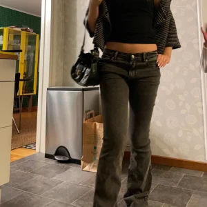 Gråa jeans  - Dem här jättesnyggajeansen köpte jag från gina tricot men dem kommer inte till användning längre då jag har så mkt andra jeans. Modell ”perfect jeans,” dem är mid waist och bootcut! kontakta mig gärna innan köp! kan skicka fler bilder💕