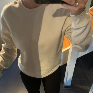 Vit basic sweatshirt  - en vanlig vit basic sweatshirt från H&M, lite små nopprig annars fint skick 🤍🤍🤍