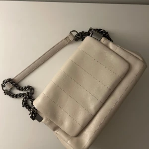 Väska från Zara - Benvit väska från Zara i bra skick