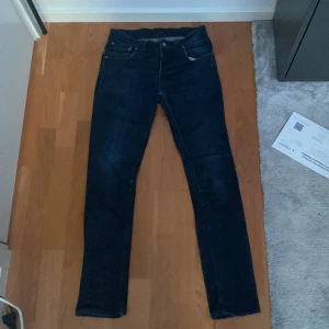 Nudie jeans slim fit  - Ett par feta nudie jeans, nypris 1600. Har inga hål eller defekter alls! Skriv vid minsta lilla fundering 