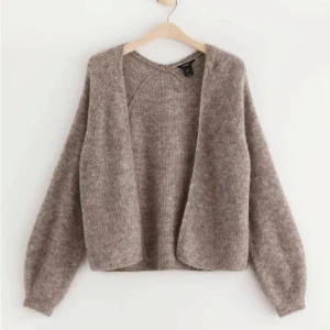 Stickad kofta - Säljer denna fina kofta då den aldrig kom till någon användning!!!!💞💞 Nypris: 499kr