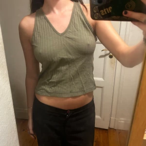 militärgrönt linne - grönt linne i ribbat material