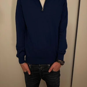 Oscar Jacobson  - Tja, säljer nu min riktiga snygga Oscar jacobson halv zip, den är i jätte bra skick 9/10. Skriv vid funderingar. Priset kan diskuteras 