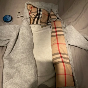 Grå hoodie från Burberry - Tjo tjo säljer nu min burberry hoodie, fint skick pris kan diskuteras🙌🏽