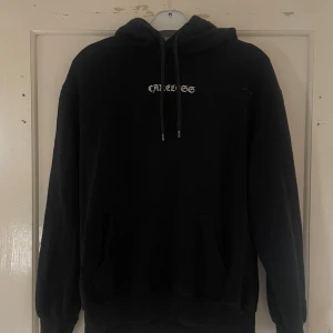 Svart hoodie med vargmotiv från Careless - Säljer en svart hoodie från Careless i storlek S. Den har ett coolt vargmotiv på baksidan och texten 'Careless' både fram och bak. Perfekt för höst och vinter med sin mysiga känsla. Den är i bra skick och redo för nya äventyr!