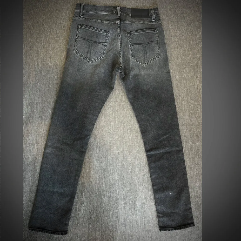 Oanvända tiger of sweden jeans i en sjukt snygg färg. | Nypris: 1800kr | Skick: 10/10. Jeans & Byxor.