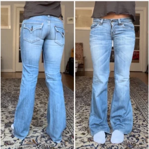 Low waist jeans - Säljer ett par så snygga lågmidjade bootcut jeans. Midjemåttet: 34 cm rakt över, innerbensläng: 77 cm, gren: 18 cm. Lite slitage längst ner men annars är dem i fint skick. Obs första bilden är från förra ägaren.💕