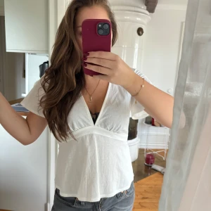 Gina tricot topp - Säljer denna snygga topp från Gina som man knyter i ryggen. ❤️‍🔥💘💘💖✌🏽