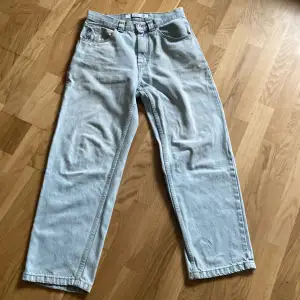 Knappt använda ljusblåa polar 93 jeans i storlek 30/32. Har en knappt synlig fläck vid vänstra benet som man kan se på sista bilden. 