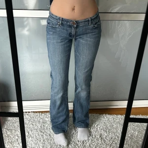 Lågmidjade bootcut jeans vintage - Så snygga lågmidjade jeans i storlek 36. Innerbenslängd:74  midjemått: 39 köp sker via köp nu, jag postar inom 24h. Kvar tills markerad såld ‼️