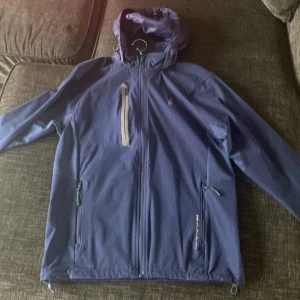 Ralph Lauren windbreaker - Säljer nu min polo Ralph Lauren vindjacka. För att jag inte använder den längre. Perfekt nu till hösten. Skick 9/10. Pris kan diskuteras vid snabb affär👍