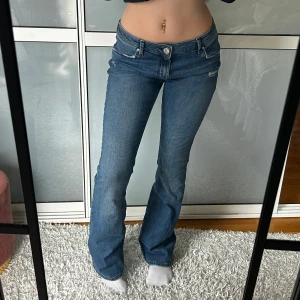 Lågmidjade Bootcut jeans  - Lågmidjade jeans från river island, stolek ”10” skulle säga att det motsvarar xs/s. Midjan är mer som en S enligt mig. Se mått. Innerbenslängd: 81 midjemått:38 stretch till 42. Köp sker via köp nu, jag postar inom 24h. Kvar tills markerad såld 