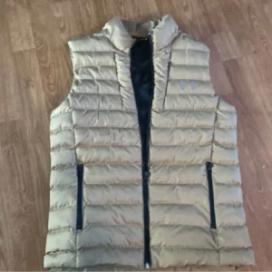 Under armour väst - Nyskick storlek s