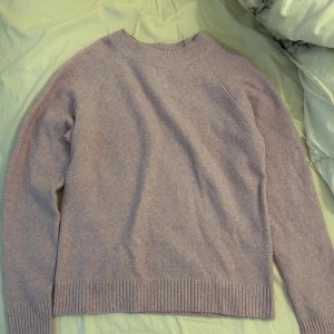 Stickad lila/rosa tröja  - Säljer nu en jättefin stickad rosa/lila tröja från vero Moda i storlek XS i fint skick🥰