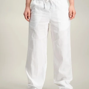 Vita linnebyxor - Säljer ett par superbekväma vita linnebyxor. De har en loose passform och är perfekta för sommaren. Byxorna har en elastisk midja med snörning för extra komfort. Perfekta för en avslappnad dag på stranden eller en somrig utflykt! ☀️ Storlek 146/152