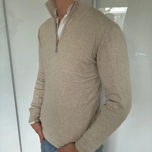 Jeff halfzip beige - - halfzip från märket Jeff i storlek M - Bra skick, inga defekter  - Modell på bild är 182/67kg. - Hör av dig vid eventuella frågor! Mvh  
