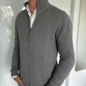 Esprit kofta grå  - - kofta från märket Esprit i storlek S - Bra skick, inga defekter  - Modell på bild är 182/67kg. - Hör av dig vid eventuella frågor! Mvh  