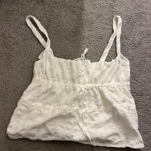 Superfin tröja helt ny och orörd från zara - Fin tröja helt oandvänd men tyvärr utan prislapp. Verkligen supersöt! Skriv vid frågor eller funderingar!