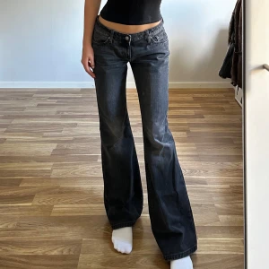 Lågmidjade jeans  - Jättefina lågmidjade jeans från Weekday i modellen ”Nova low slim bootcut jeans” som just nu är slutsålda. Storlek W29L34, midjan är ca 89cm runt om, 40cm rakt över. Innerbenslängden är 81cm. Jag är 169cm och brukar ha storlek 38 för referens! 💕