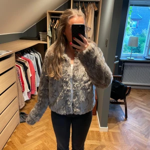 Supersnygg pälsjacka - Supersnygg pälsjacka som passar perfekt nu till hösten. Säljer då den inte används längre, i nyskick💕