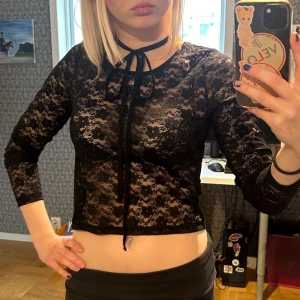 Spetströja - Skit snygg spetströja köpt i japan som är oanvänd!! Storlek F men skulle säga att det är en M, använd gärna köp nu 💕