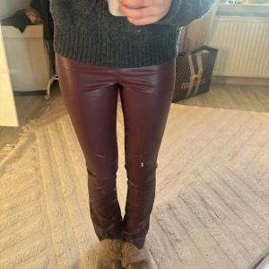Skinnbyxor  - As coola vinröda skinnbyxor. Helt nya med prislapp kvar. Perfekt till hösten! Nypris är 400kr🧘‍♀️