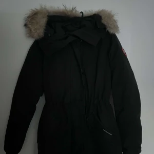 Vinterjacka Canada goose Rossclair parka - Säljer en Canada goose Rossclair parka i storlek M/M. Använd i fint skick  Ny pris 20.000 kr, säljer för 4000kr. 💕
