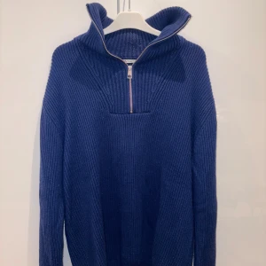 Stickad halvzip tröja - Säljer min otroligt snygga tröja från Zara, tjockt stickad och perfekt för det kalla vindarna. Skriv om ni undrar något.