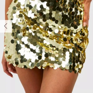 Guldig paljettkjol från Boohoo - Säljer en jätte fin guldig paljettkjol som är från Boohoo💞Säljer dne pågrund av att den ej kommer till användning. Den är helt oanvänd och prislappen är kvar. Nypris är 500💞