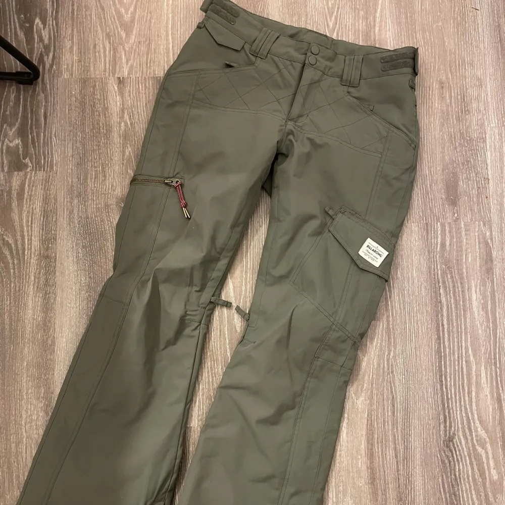 Riktigt snygga gröna skidbyxor från Billabong som tyvärr blivit för tighta för mig. Märkta storlek S men små i storlek och passar någon med XS bättre. Ser ut som nya bortsett från ett litet hål längst ner på ena benet.. Muu.