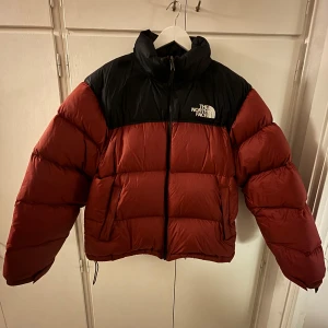 The North Face NUPTSE Brickhouse Red - Den klassiska NUPTSE jackan i den oemotståndliga och sällsynta färgen Brickhouse Red. Se bilder.  Skick: 9/10 knappt använd Storlek: L (hommes) Pris: 1500kr (inklusive frakt) Bin: 1800kr (inklusive frakt)  Hör av dig vid fler frågor! 👋