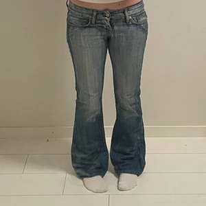 Blå bootcut jeans - Midjemåttet 38  Innerbenslängd 81  Ytterbenslängd 101 Jag är 168💗