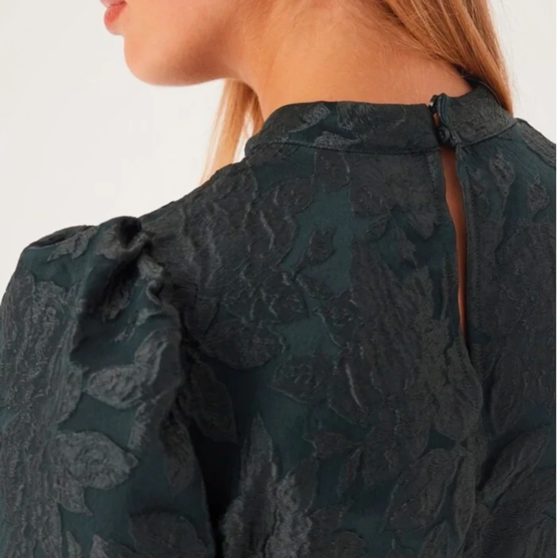 Mörkgrön klänning med volangdetaljer - 3