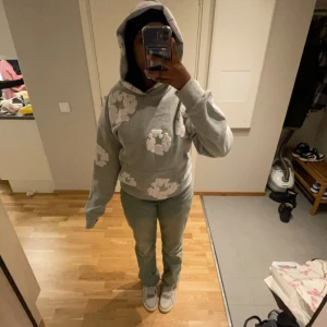 Grå hoodie med blommönster från Denim Tears - Säljer en grå hoodie från Denim Tears, eftersom att den inte kommer til användning. 