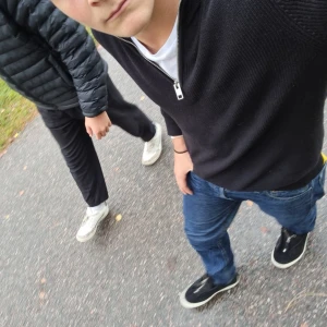 Svart halv zip  - Snygg svart tröja med dragkedja framtill. Perfekt till vinter och våren 