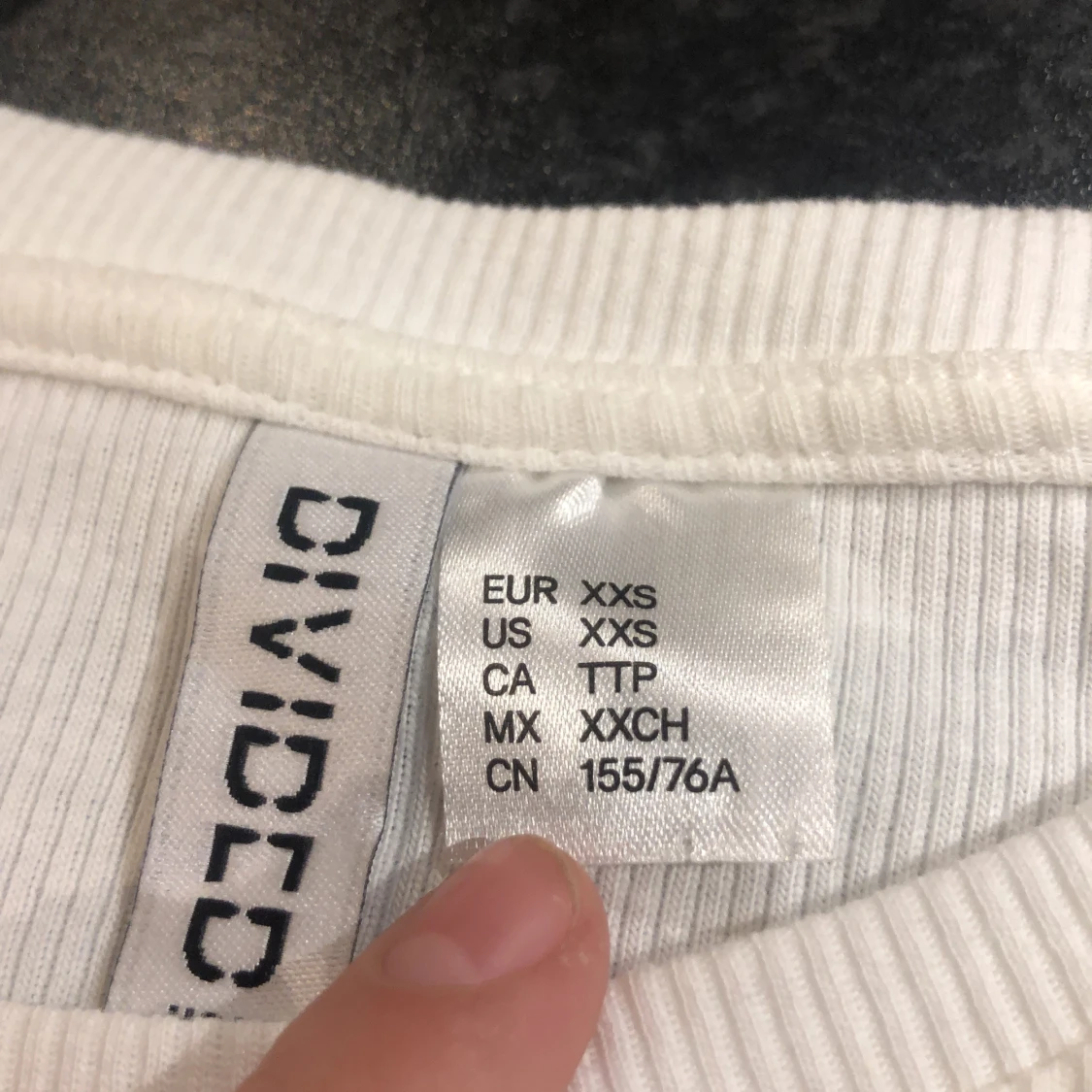 Vit ribbad långärmad topp från Divided - 92