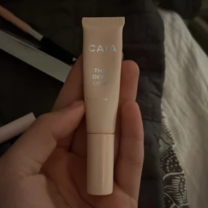 CAIA That Dewy Look eyegöoss - Säljer en CAIA That Dewy Look eyegloss. Använd en gång. Darför har den lite rosa på svampen. Men bara en gång.