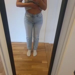 Ljusblå jeans - Endast testade!! Säljer ett par ljusblåa jeans med hög midja och normal passform. De har en klassisk femficksdesign. Perfekta för en avslappnad stil. stl.XS men kan användas som stl.S också!