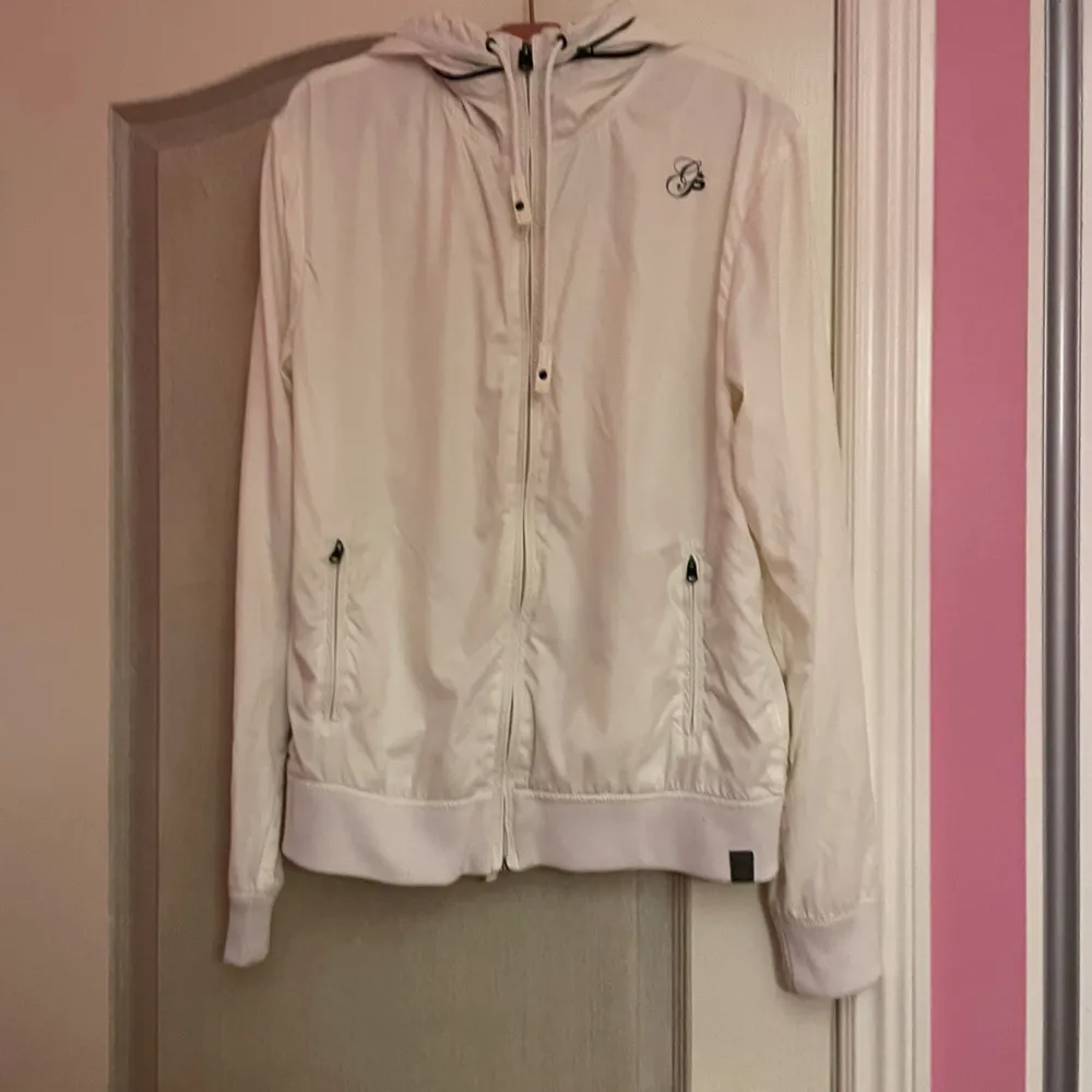 Jättefin vit tunn vindjacka som också går att ha som kofta från G Star Raw. I nyskick och säljer då den inte riktigt är min stil. Storlek M och unisex!. Takit.